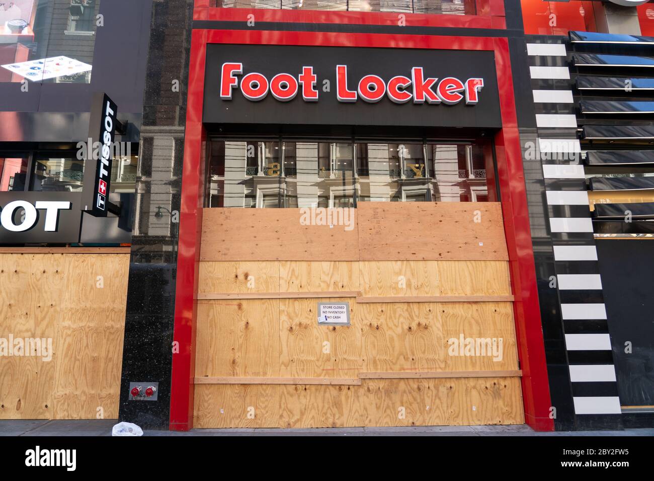 New York, United States. 08th June, 2020. Foot Locker store in Herald Square is seen boarded up on the first day of the cities reopening.New York City enters 'Phase 1' of a four-part reopening plan after spending more than two months under lockdown. New York City is the last region in the state to reopen its economy. Credit: SOPA Images Limited/Alamy Live News Stock Photo