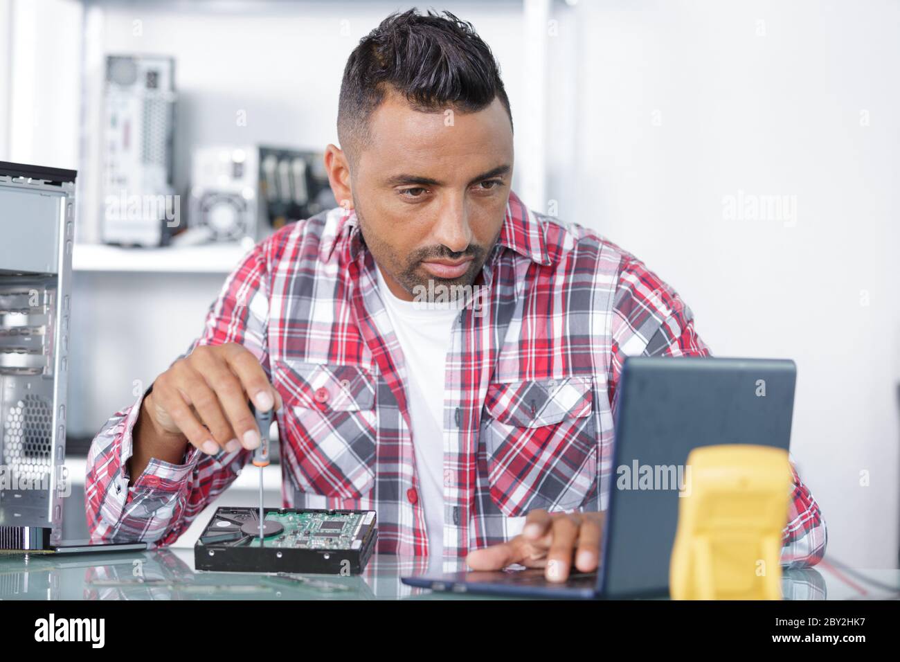 a technician repairing a computer Stock Photo - Alamy