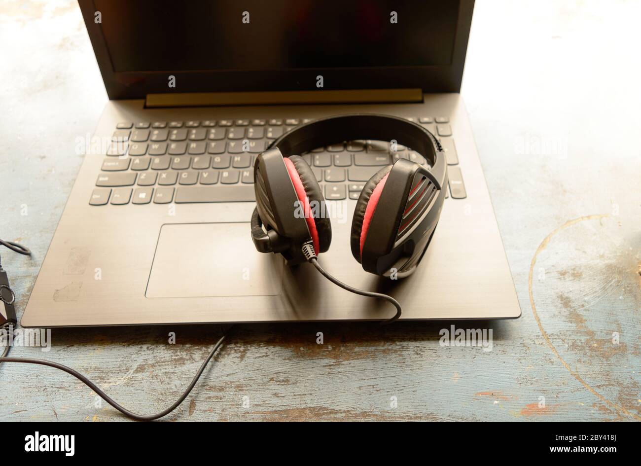 computer headset with microphone noise cancelling