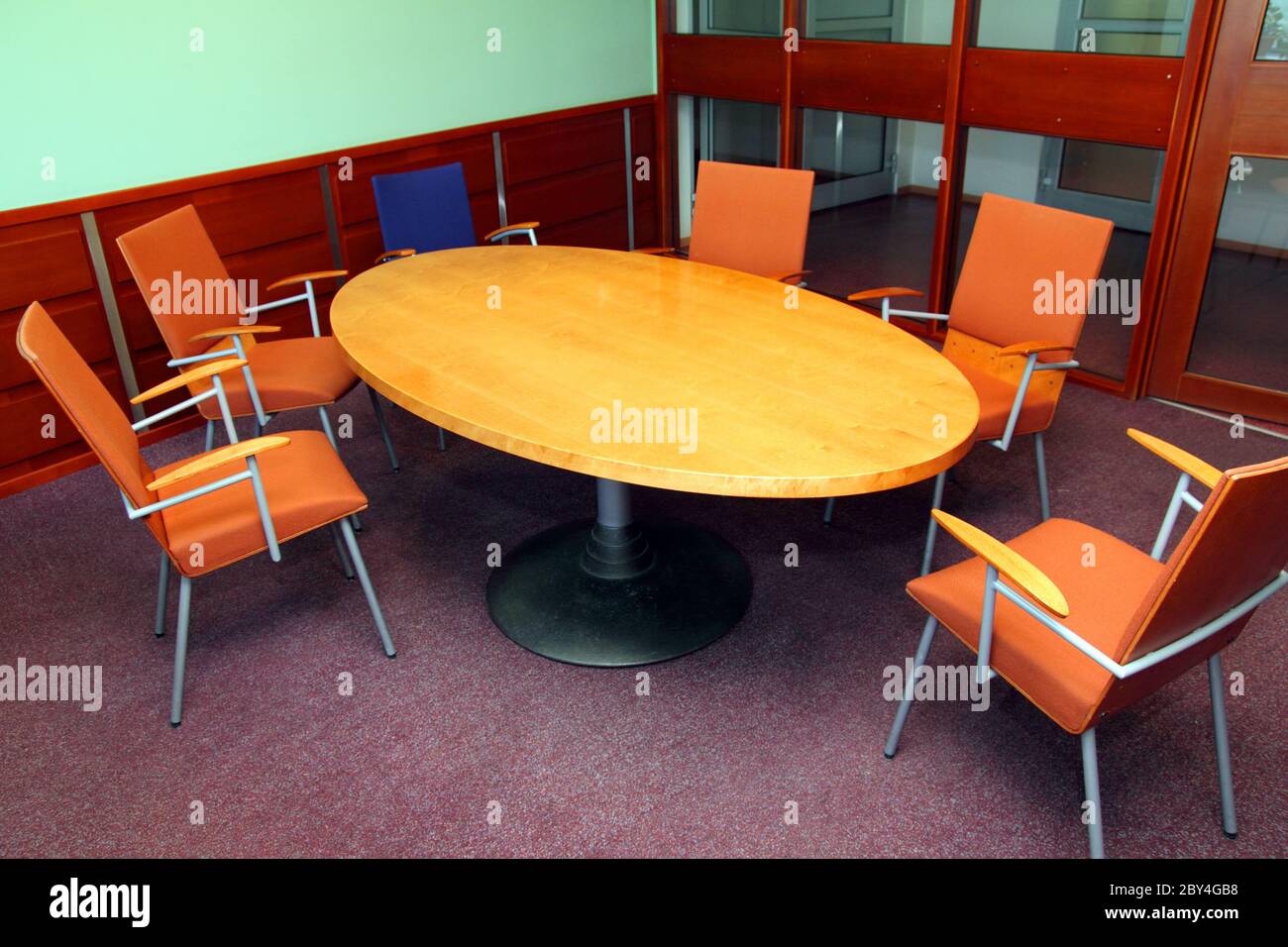 Round table discussion business hires stock photography and images Alamy