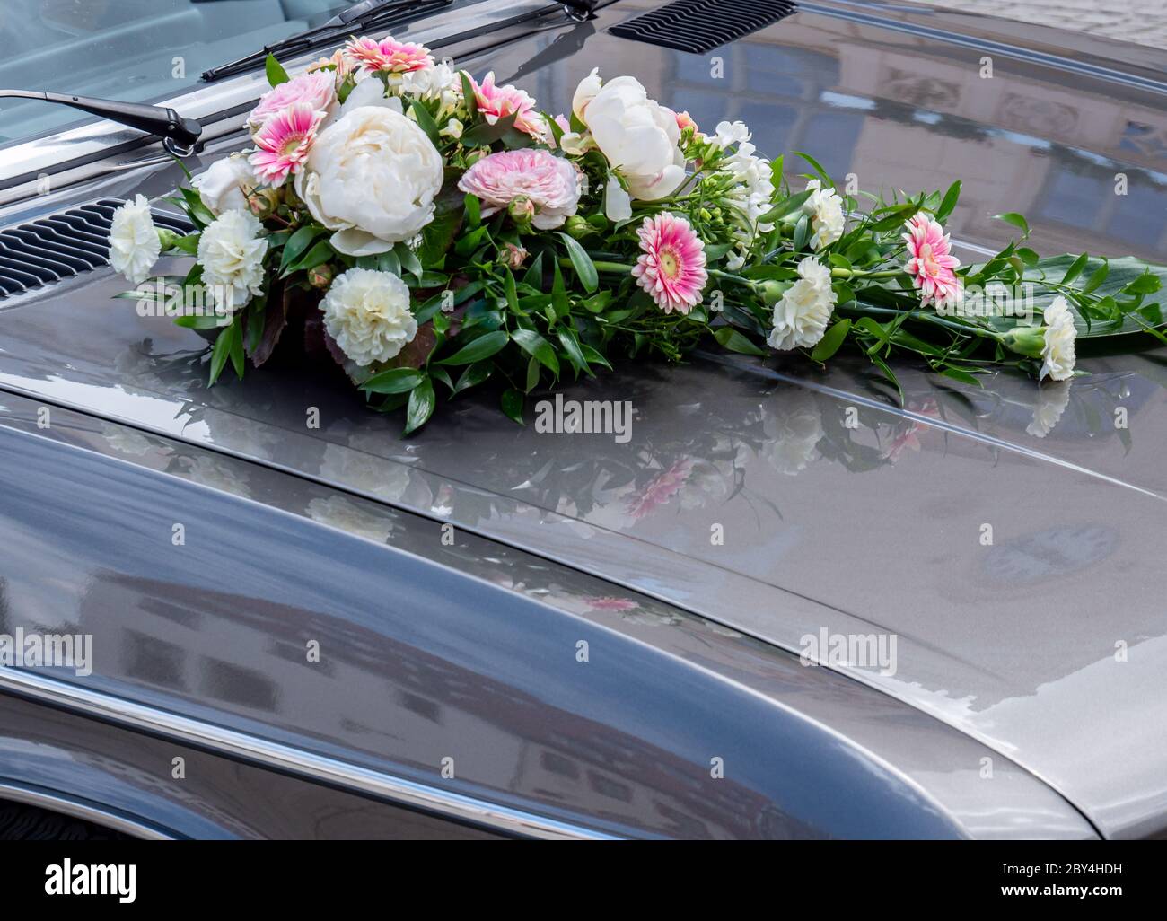 Bouquet flowers car hi-res stock photography and images - Alamy