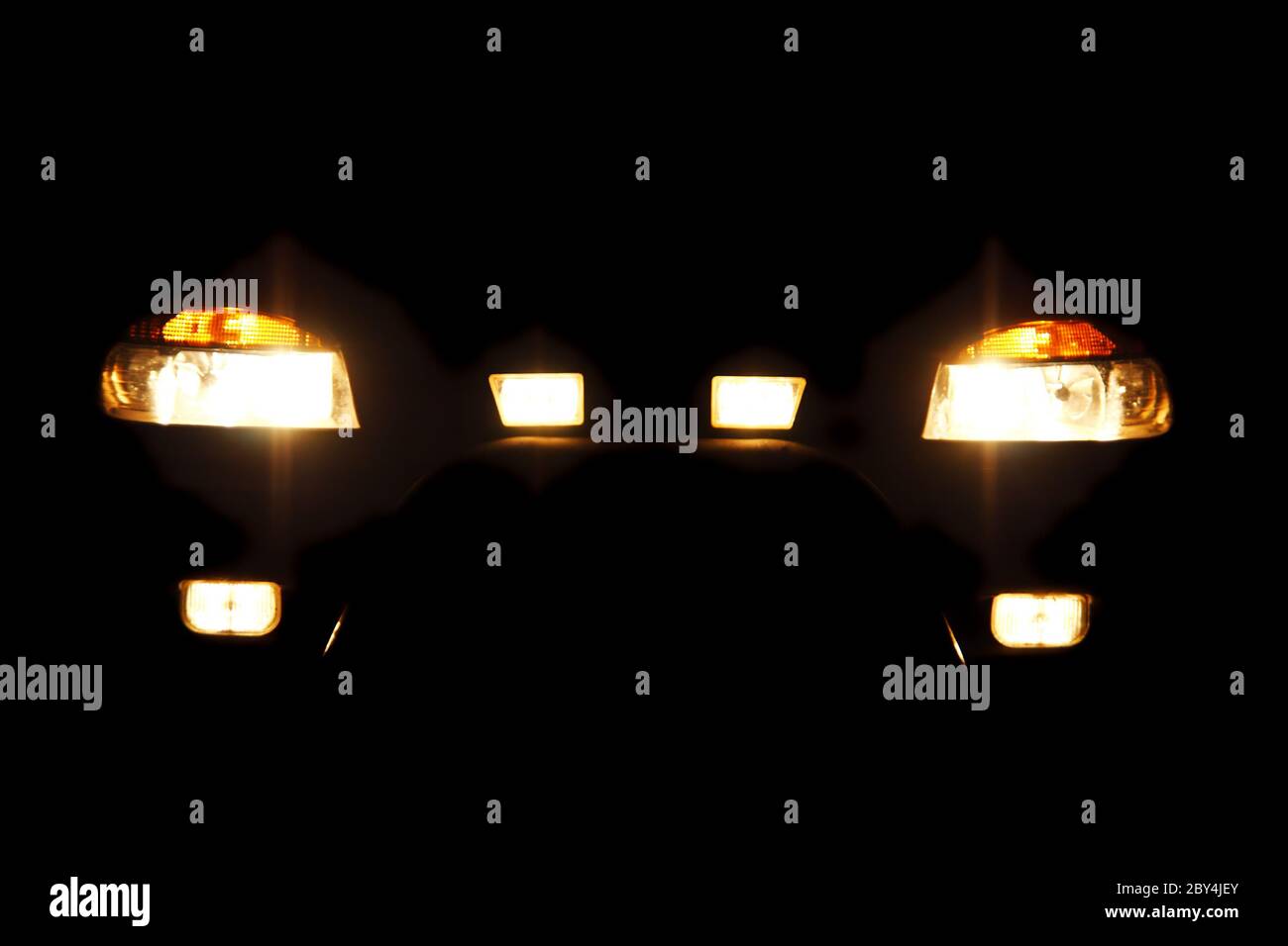 Bright headlights car night hi-res stock photography and images - Alamy