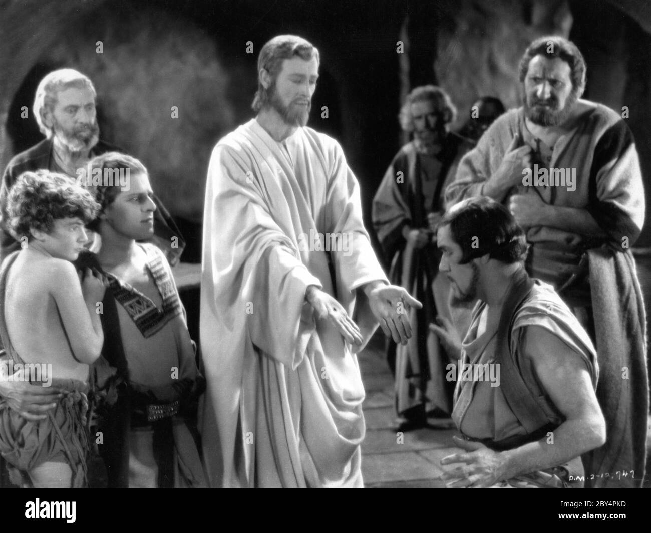 JOSEPH STRIKER as John H.B. WARNER as Jesus Christ showing stigmata SIDNEY D'ALBROOK as doubting Thomas and ERNEST TORRENCE as Peter in THE KING OF KINGS 1927 director CECIL B. DeMILLE writer JEANIE MACPHERSON Silent Film DeMille Pictures Corporation / Producer's Distributing Corporation (PDC) Stock Photo