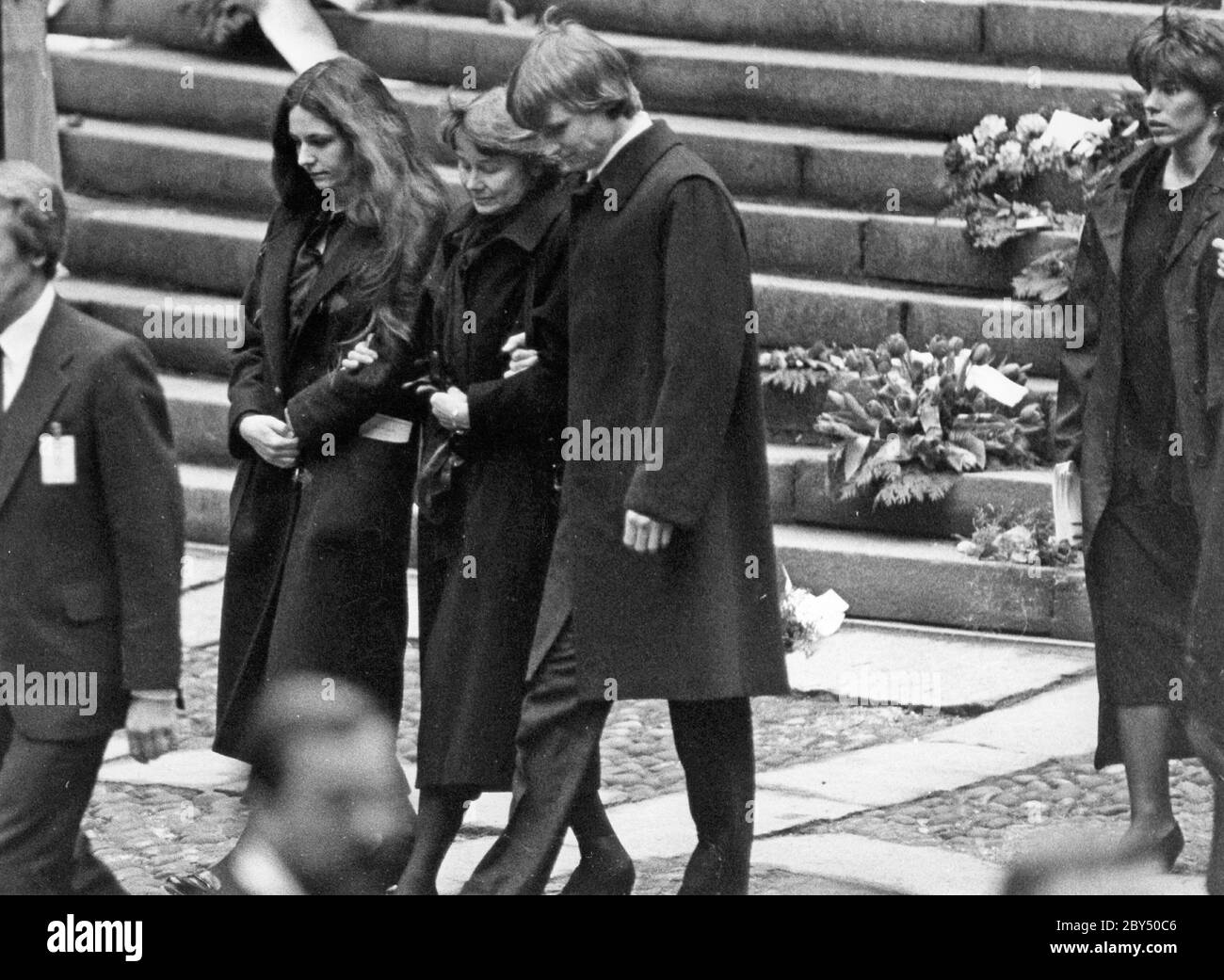 Olof Palme. Swedish social democratic politican and prime minister. Born october 14 1927. Murdered february 28 1985. Picture taken in connection with his funeral March 15 1986. Olof Palmes wife Lisbet and his son Mårten. Stock Photo