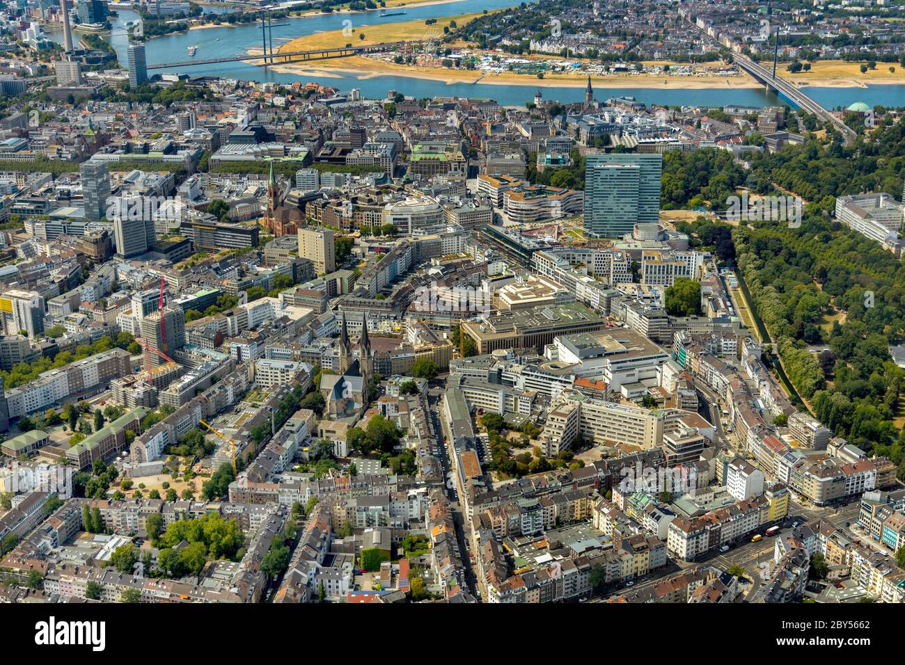 district Stadtmitte with office tower Drehscheibenhaus, Hofgarten, Koe, churches Johanneskirche and St Maria Empfaengnis, Rhine in background, 22.07.2019, aerial view, Germany, North Rhine-Westphalia, Lower Rhine, Dusseldorf Stock Photo