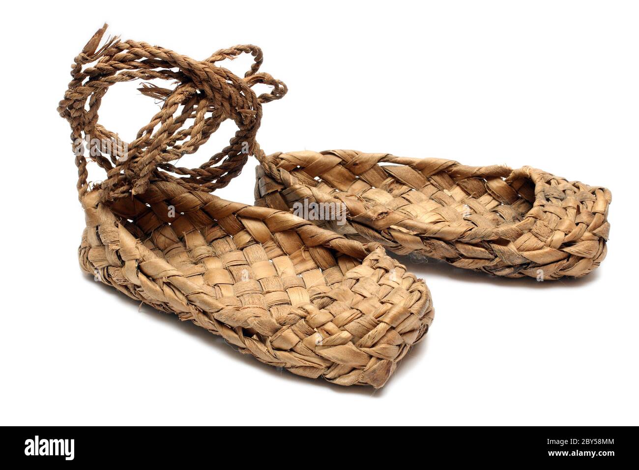 лапти обувь. обувь из соломы. белый лапоть. лапти на прозрачном фоне. лапти на прозрачном фоне для фотошопа.