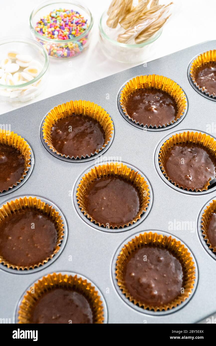 Baking chocolate cupcakes in cupcake pan Stock Photo Alamy