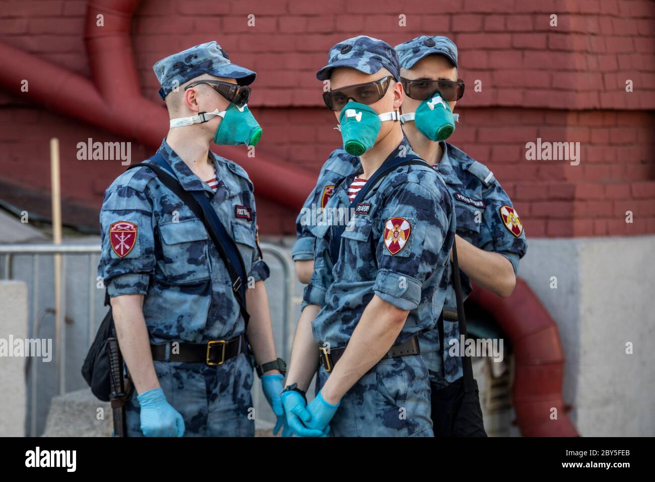 Moscow, Russia. 8th of June, 2020 Russian Rosguardia (National Guard) soldiers wearing respirator and gloves to protect against novel coronavirus, patrol Red Square in Moscow, Russia Stock Photo