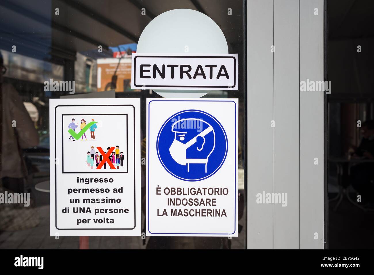 Quarantine messages on the door of cafe in Sicily, Italy Stock Photo