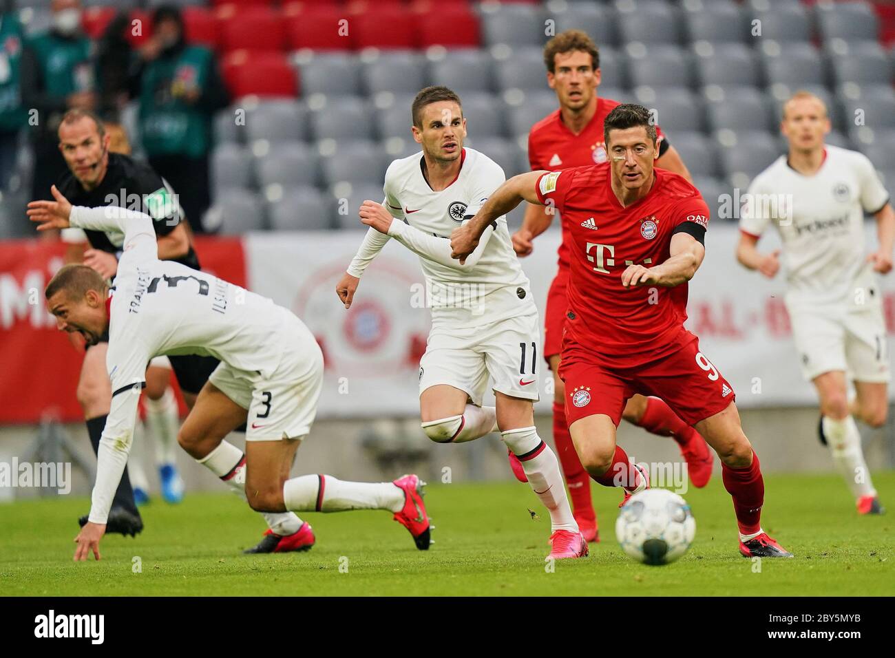 Robert LEWANDOWSKI (FC Bayern Munich) heads the ball the goal to 2-0,  action, header goal versus Stefan ILSANKER (Eintracht Frankfurt). FC Bayern  Munich - Eintracht Frankfurt 5-0 Soccer Bundesliga 5. matchday, ALLIANZAREN