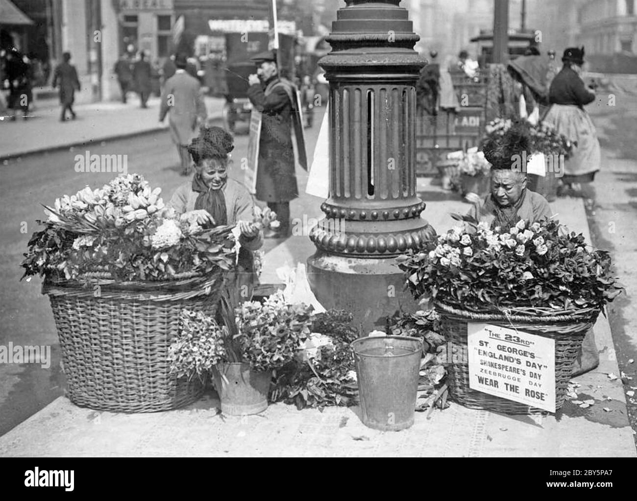 FLOWER SELLERS outside Brompton Oratory, London, about 1920 Stock Photo