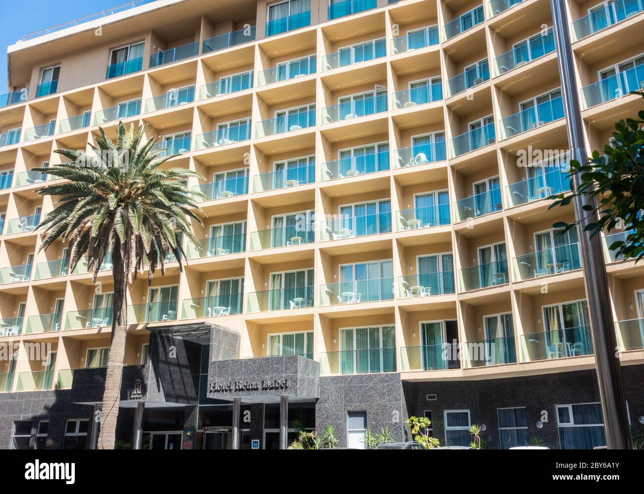 Las Palmas, Gran Canaria, Canary Islands, Spain. 9th June, 2020. The closed  4 star Reina Isabel (Queen Elizabeth) hotel overlooking a tourist free city  beach in Las Palmas on Gran Canaria, which,