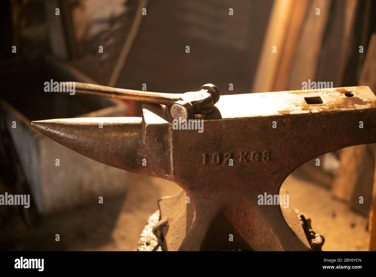 Blacksmith and anvil hi-res stock photography and images - Alamy