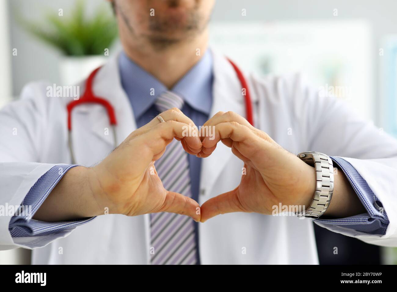 доктор в кучи таблеток. рука доктора в перчатке держит лекарство. руки врача фото. третью руку доктор. руки врача.