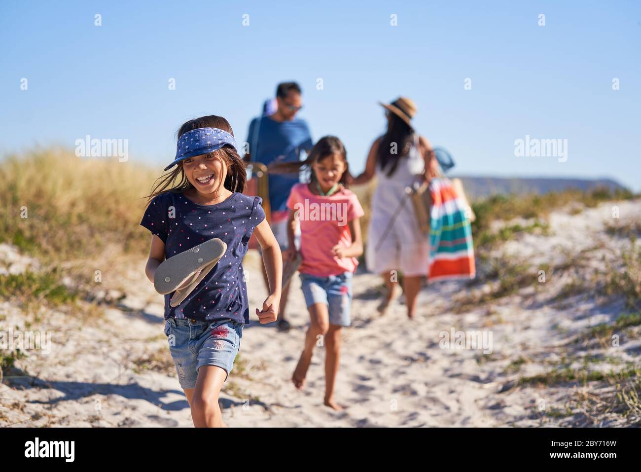 Happy family running on sunny hi-res stock photography and images - Alamy