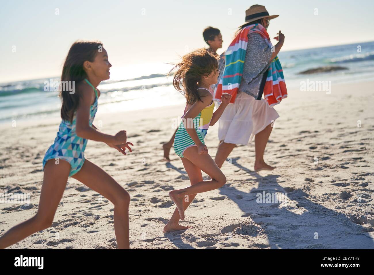 Happy family running on sunny hi-res stock photography and images - Alamy