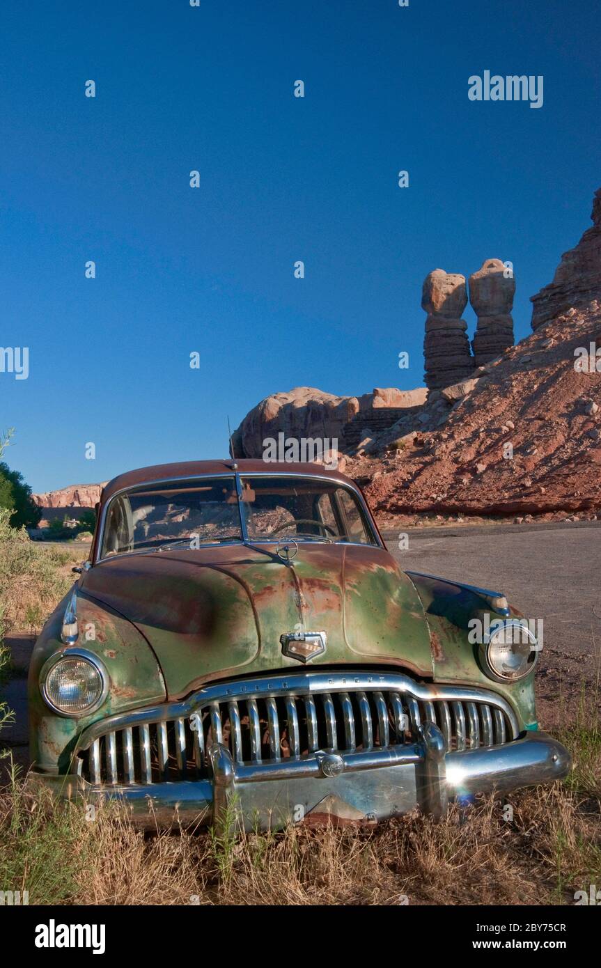 Rusted 1950's Buick Eight vintage car at Cow Canyon Trading Post art gallery in Bluff, Utah, USA Stock Photo