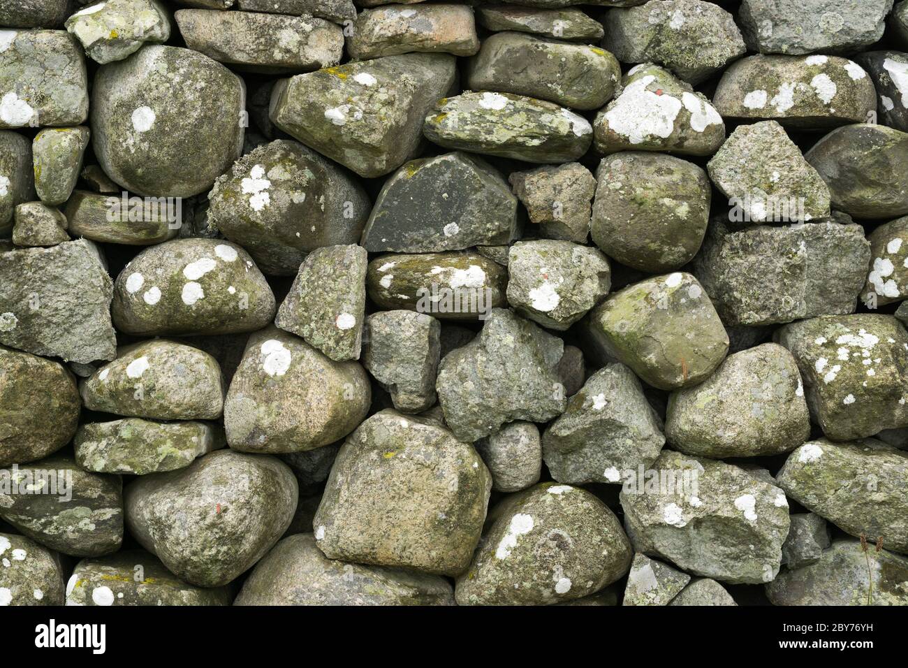 Stone wall rounded stones hi-res stock photography and images - Alamy