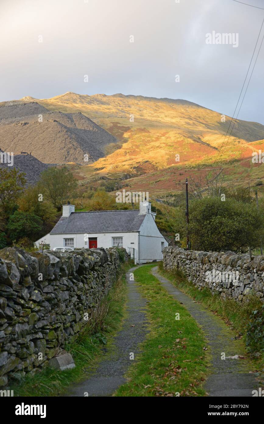 A whitewashed cottage situated in the isolation of NANT PERIS, LLANBERIS, GWYNEDD, NORTH WALES Stock Photo