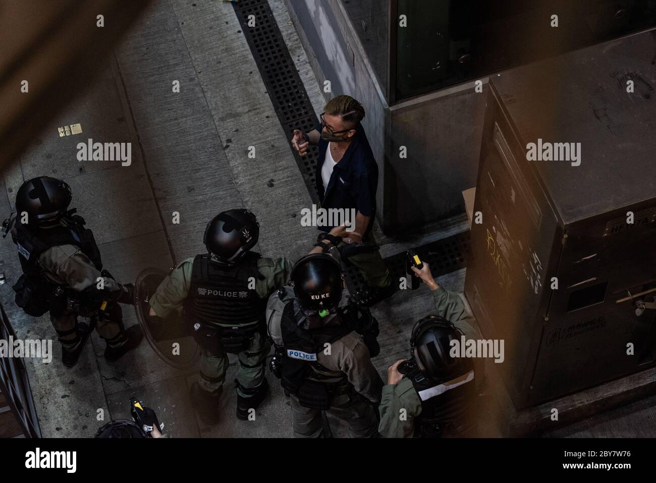 Hong Kong SAR, China. 9th June 2020. Riot police confront a bystander as they try to regain control of the Central business district after hundreds of Hongkongers marked the one year anniversary of the Hong Kong pro-democracy protests. Credit: Ben Marans/Alamy Live News. Stock Photo