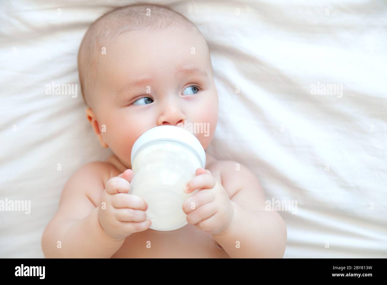 кормление из бутылочки новорожденного. малыш пьет из бутылочки. молоко женщины. соска молоко ест. искусственное вскармливание.