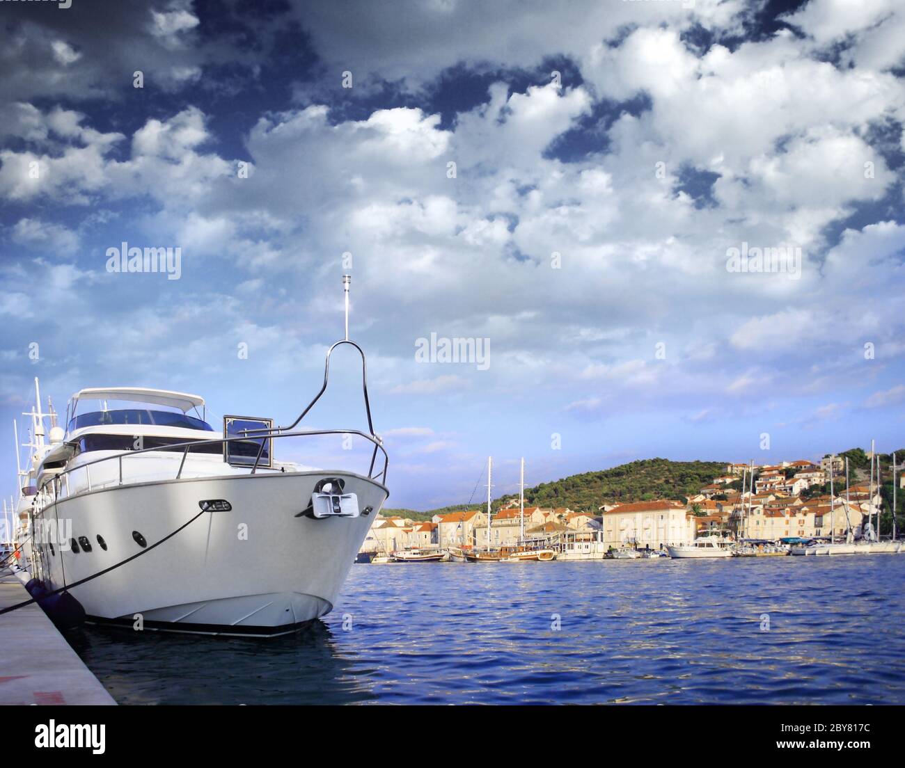 A white big boat hi res stock photography and images Alamy