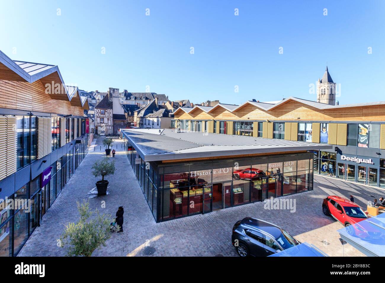 France, Cher, Bourges, Berry, shopping // France, Cher (18), Berry, Bourges, quartier commercial Avaricum Stock Photo Alamy