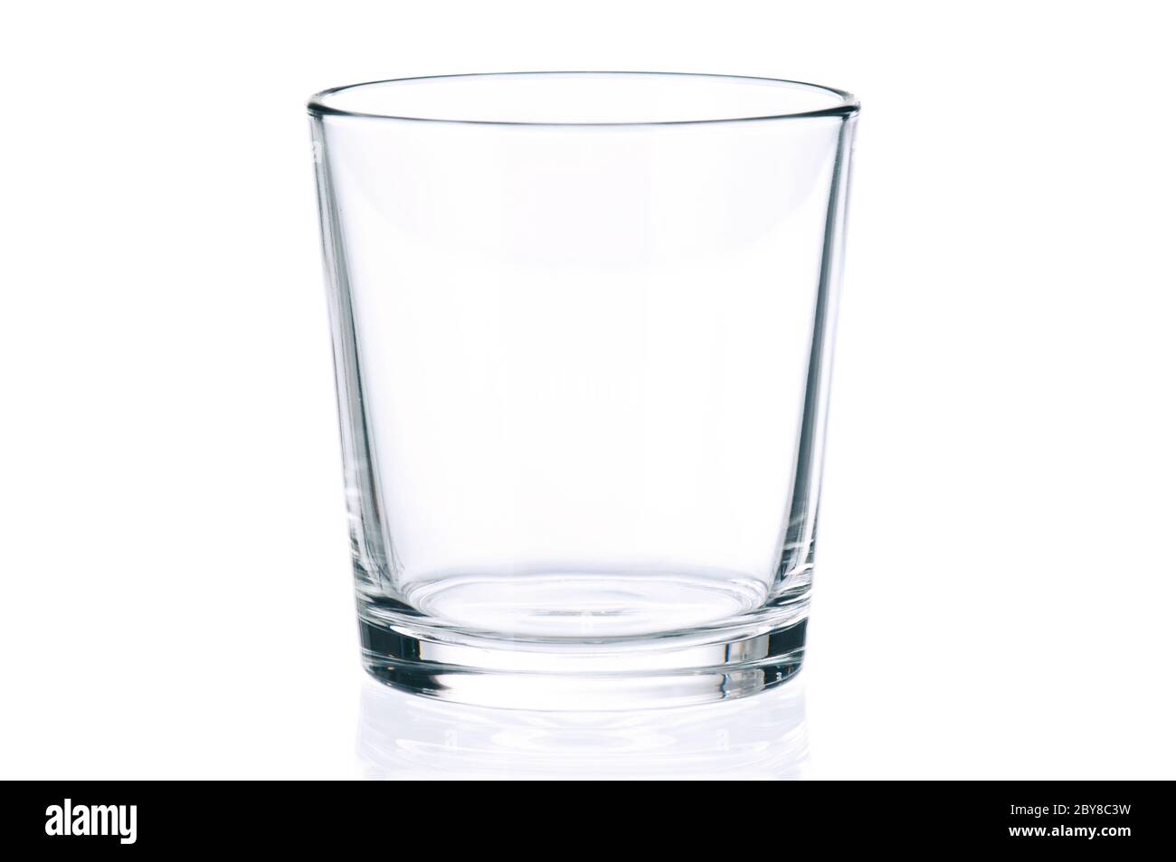 Песню налей пустой стакан. Пустой стакан. Пустой прозрачный стакан. Стакан на белом фоне. Стакан воды на белом фоне.