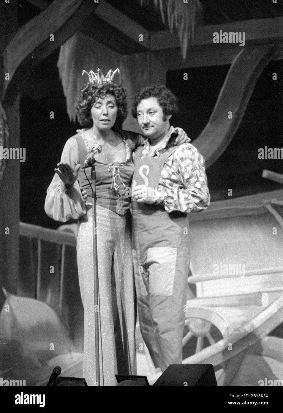 Freddie ‘Parrot Face’ Davies (right) in the 1977-78 pantomime Jack and the Beanstalk at the New Theatre, Oxford Stock Photo