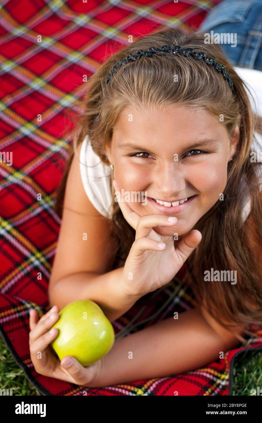 Ask to eat. Завтрак с друзьями. Люди в ресторане. Друзья в кафе. Человек с едой.