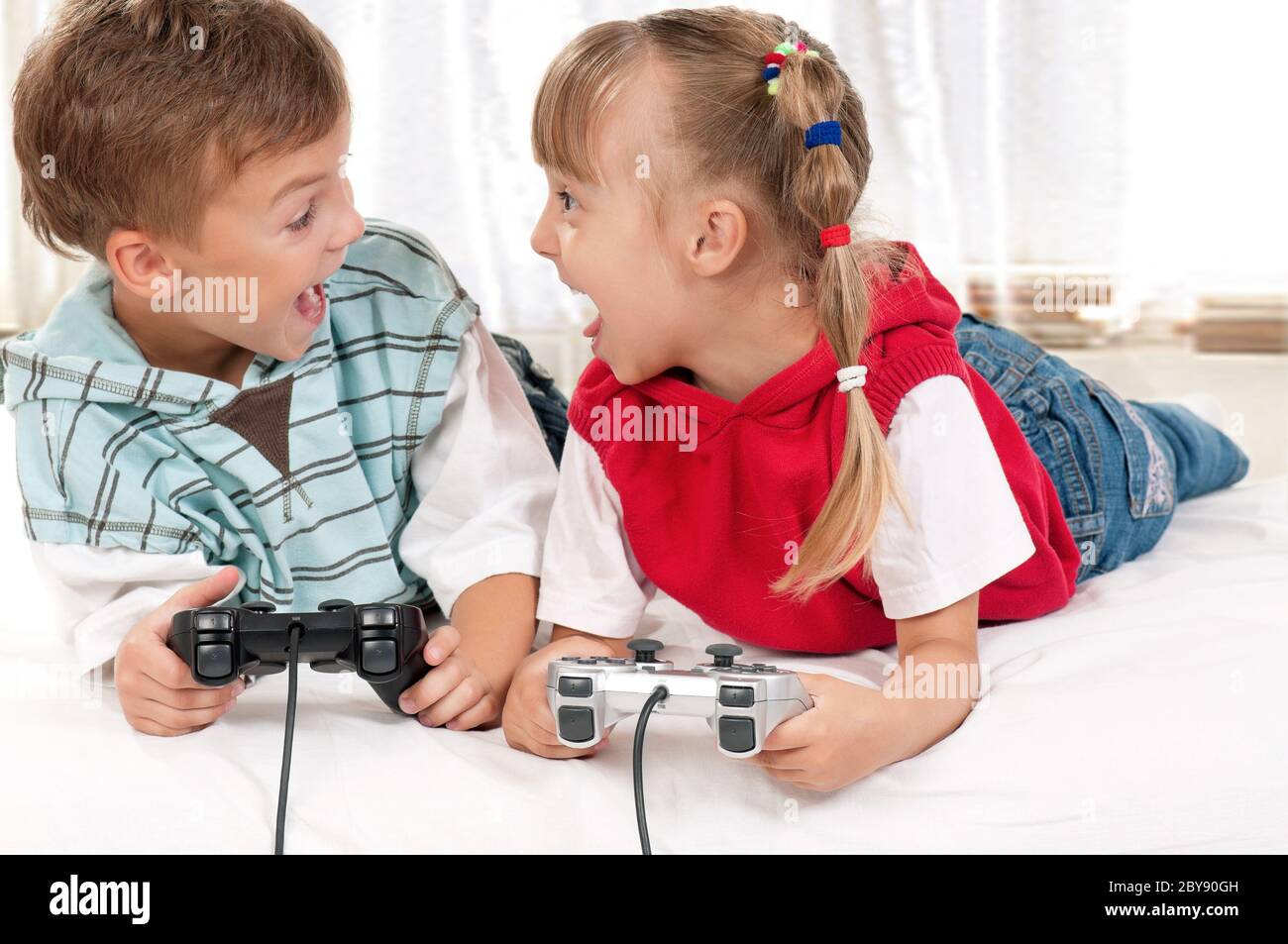 Young Boy and Girl Play Games and Listen To Music on Mobile Phones Stock  Photo - Image of hand, gamer: 135473906