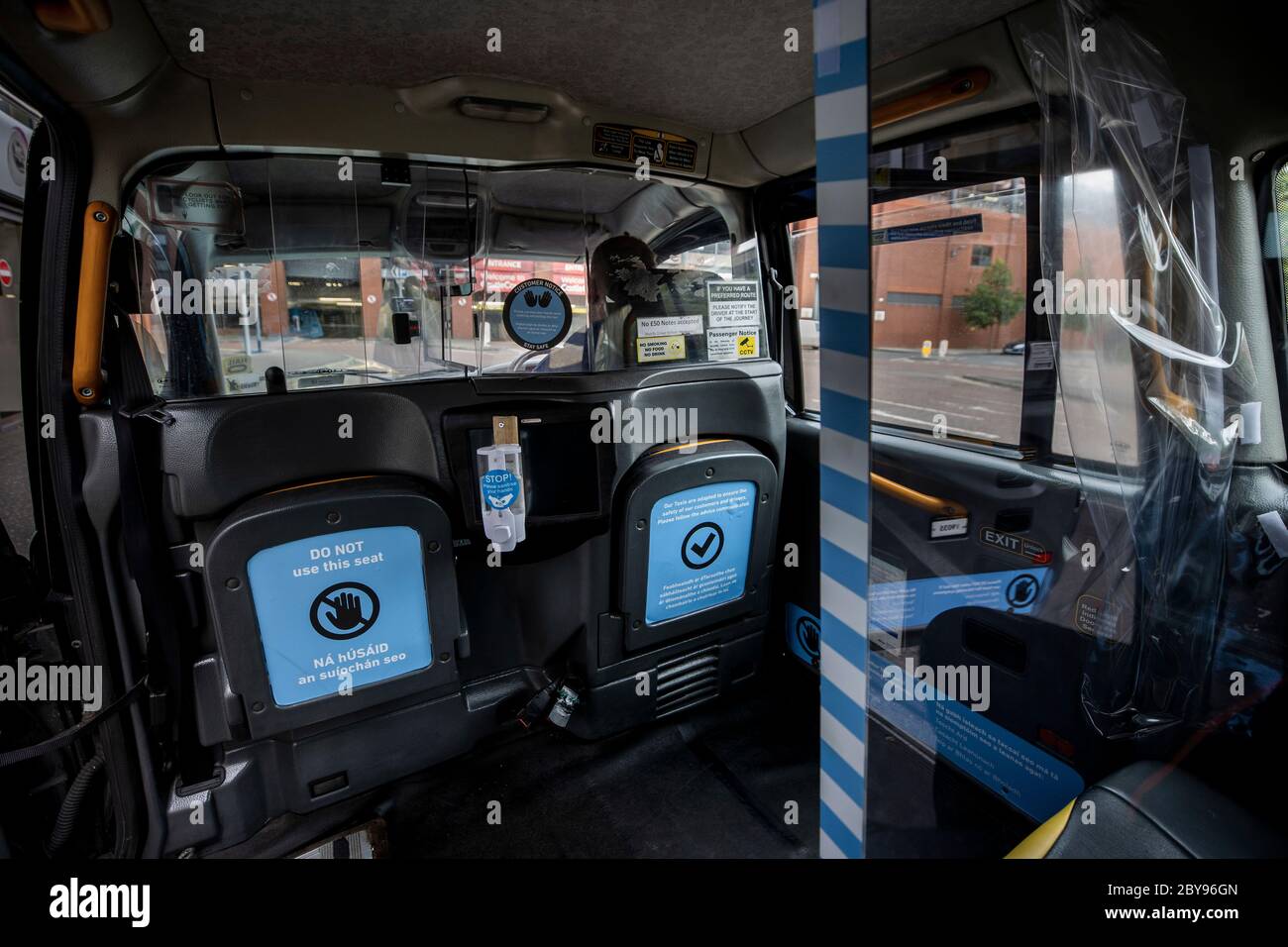 Installing perspex screens hires stock photography and images Alamy