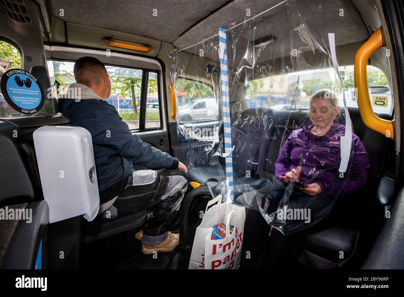 Installing perspex screens hires stock photography and images Alamy
