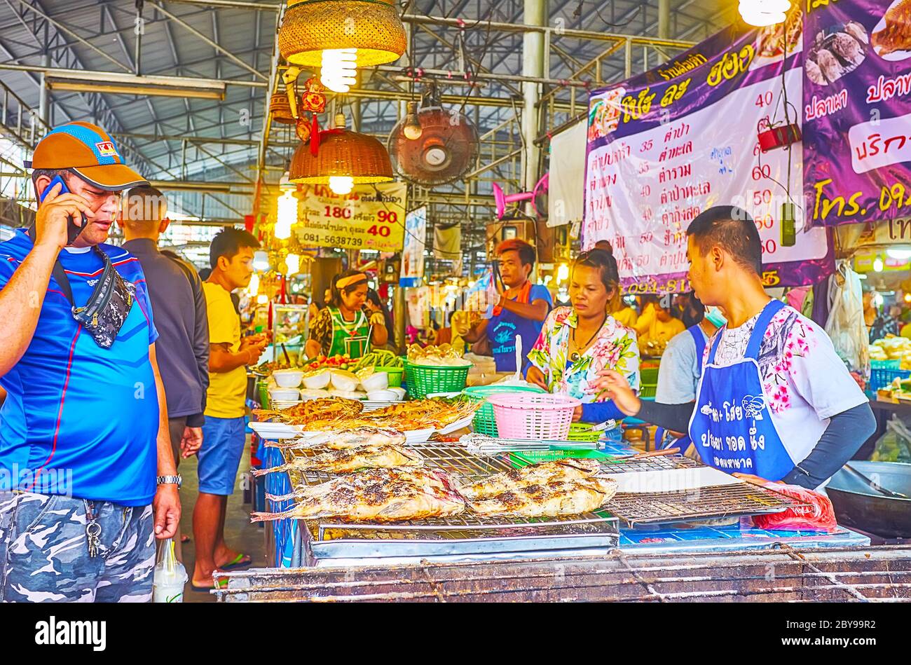 BANGKOK, THAILAND - MAY 13, 2019: The grilled fish on the counter of ...
