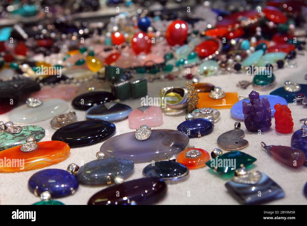 India luxury gem shop hi-res stock photography and images - Alamy