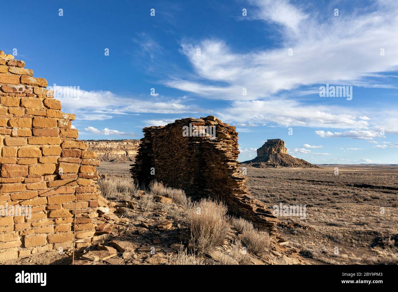 NM00581-00...NEW MEXICO - Masonry stone walls of Una Vida built by the early Chaco People and Fajada Butte in the distance. Chaco Culture National His Stock Photo