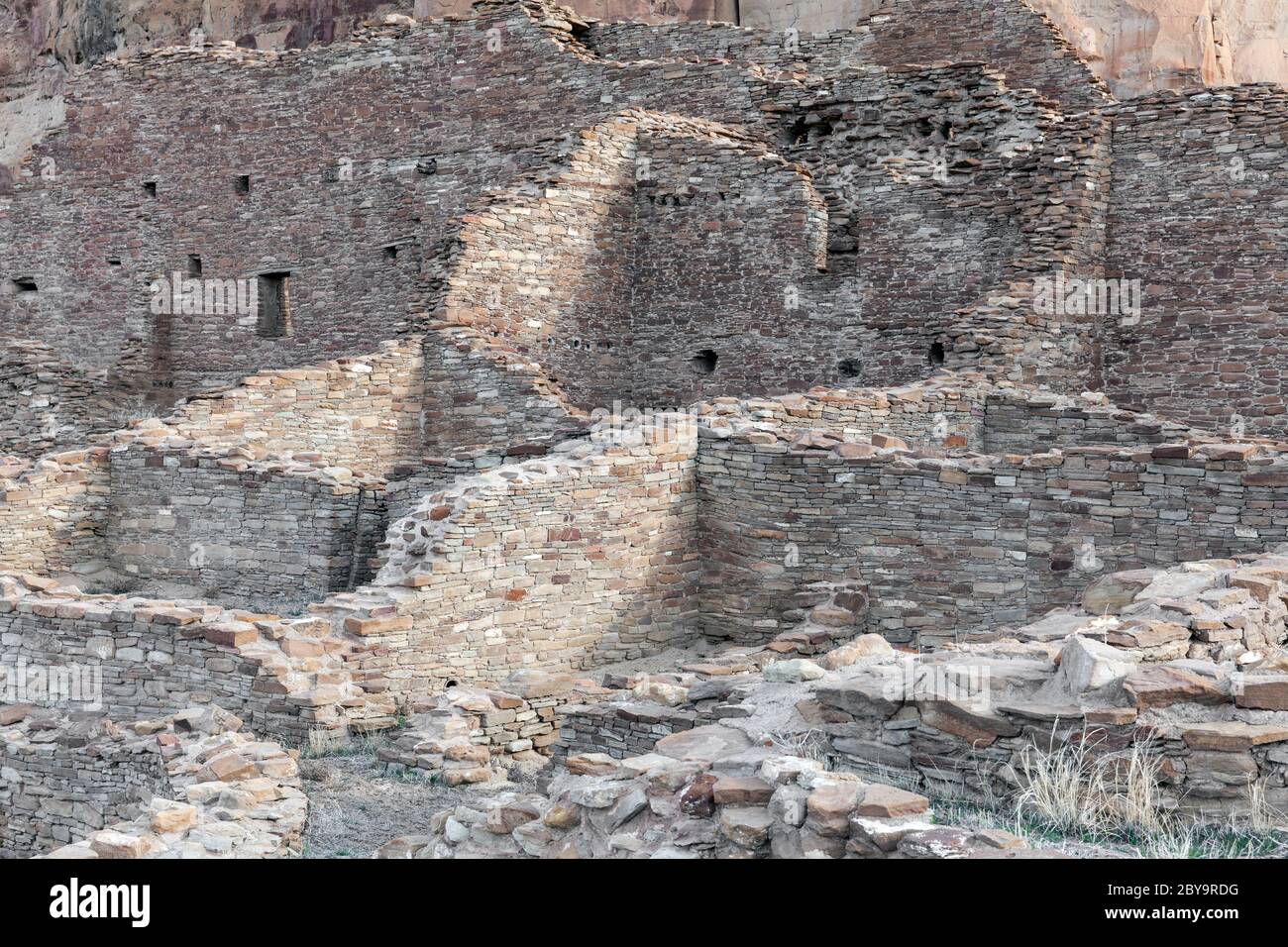 NM00584-00...NEW MEXICO - Masonry stone walls of Kin Kletso built by the early Chaco People.  Chaco Culture National Historic Park. Stock Photo