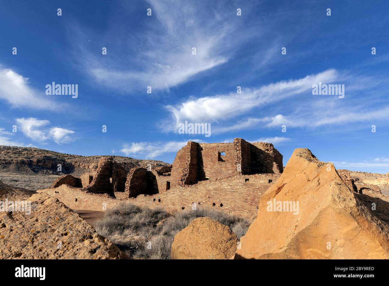 NM00585-00...NEW MEXICO - Masonry stone walls of Kin Kletso built by the early Chaco People.  Chaco Culture National Historic Park. Stock Photo