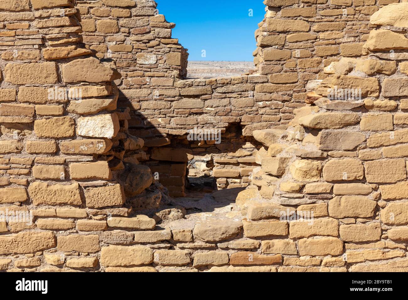 NM00588-00...NEW MEXICO - Masonry stone walls of Pueblo Alto built by the early Chaco People.  Chaco Culture National Historic Park. Stock Photo