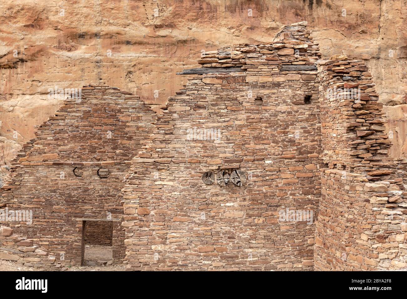 NM00615-00...NEW MEXICO - Masonary stone walls at Chetro Ketl in Chaco Culture National Historic Park. Stock Photo