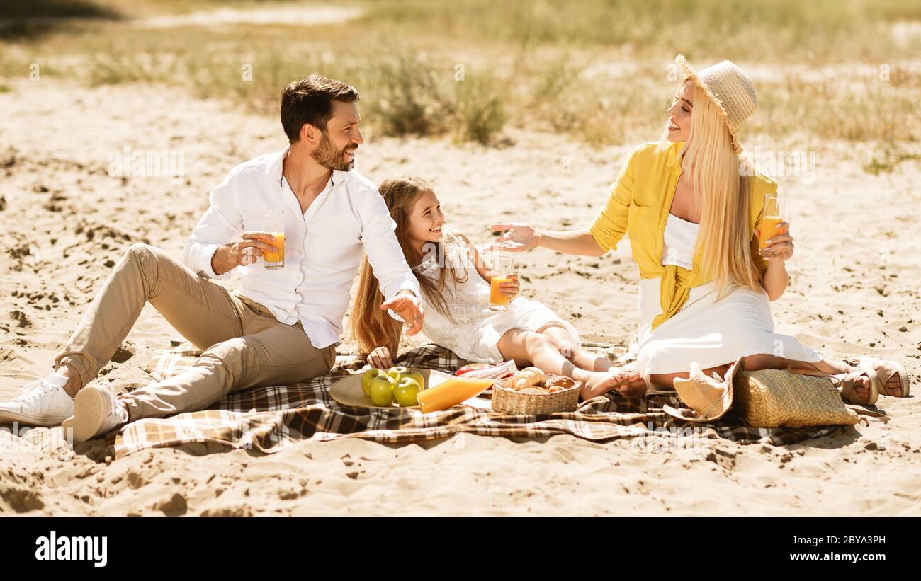 Family having picnic hi-res stock photography and images - Alamy