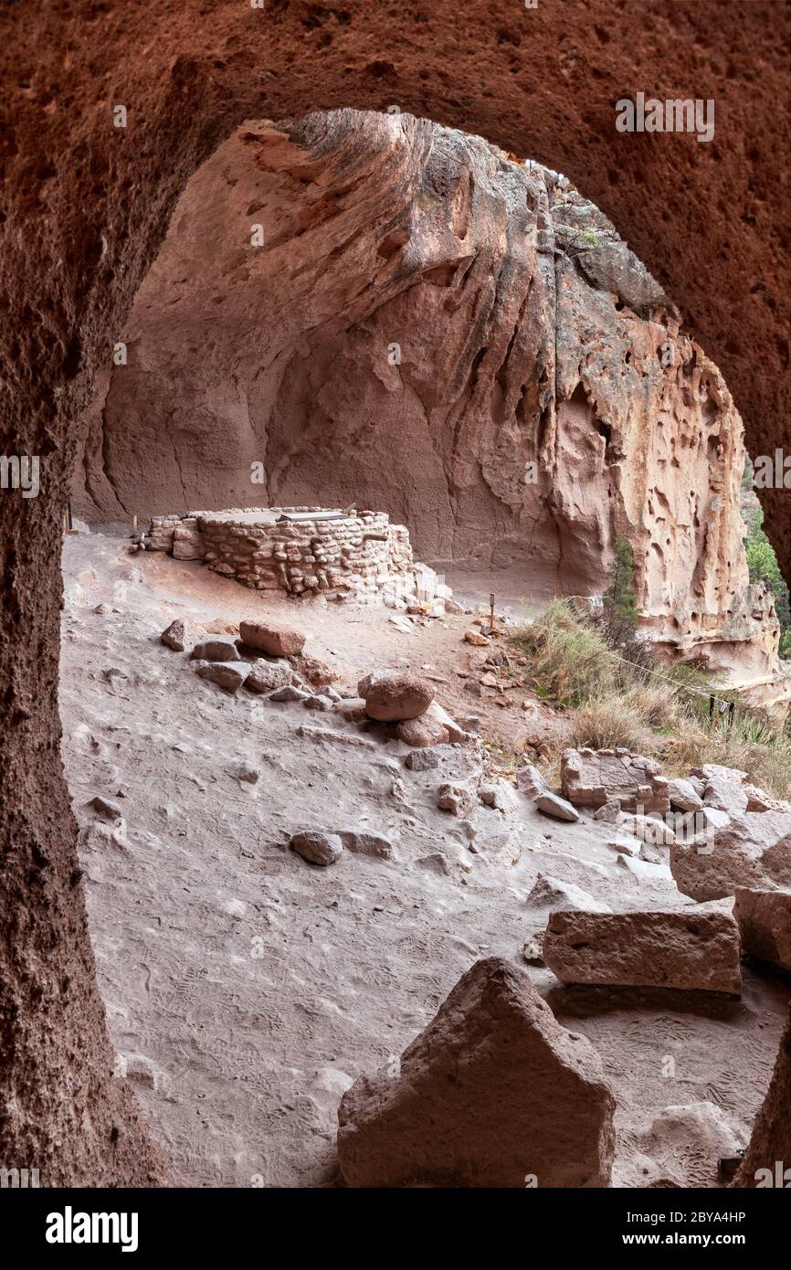 NM00626-00...NEW MEXICO - Cliff dwelling Alcove House in Bandelier National Monument. Stock Photo