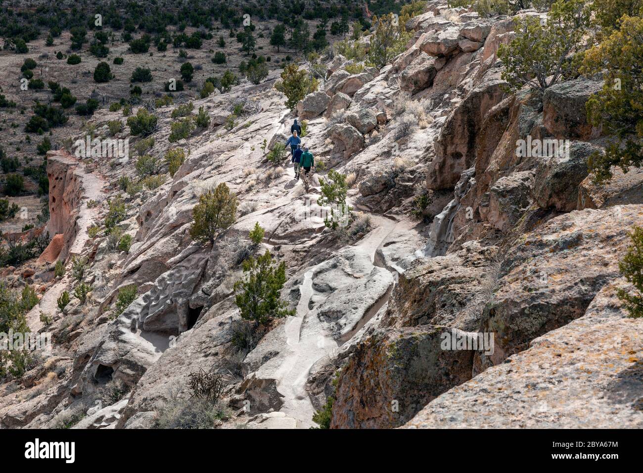 NM00633-00...NEW MEXICO - Hikers inthe Tsankawi Section of Bandelier National Monument. Stock Photo