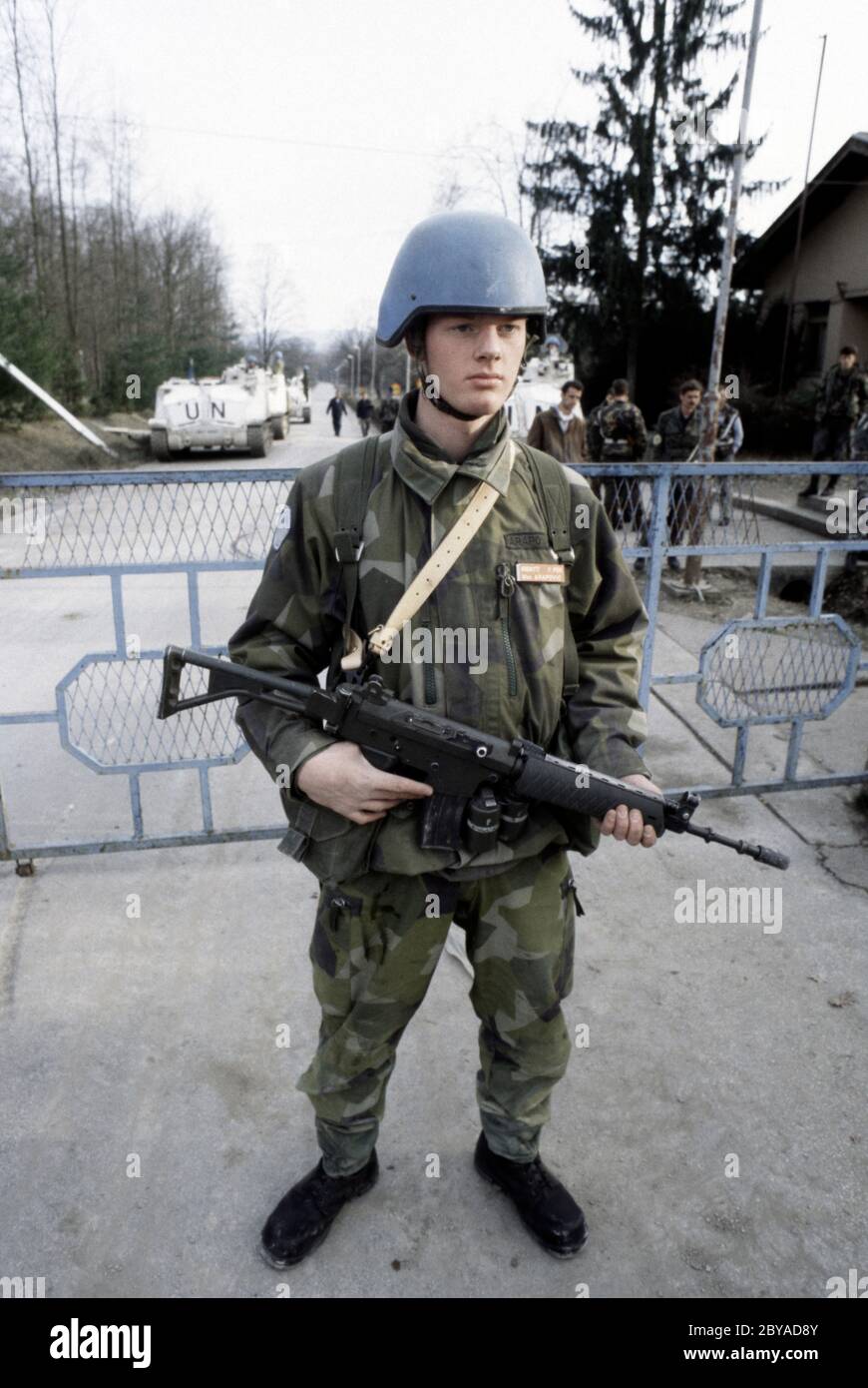 7th March 1994 During the war in Bosnia: armed with an Ak 5 (Automatkarbin 5) assault rifle, Private Arapovic, a Swedish soldier of Nordbat 2, stands guard at the gates to Tuzla Airport. Stock Photo