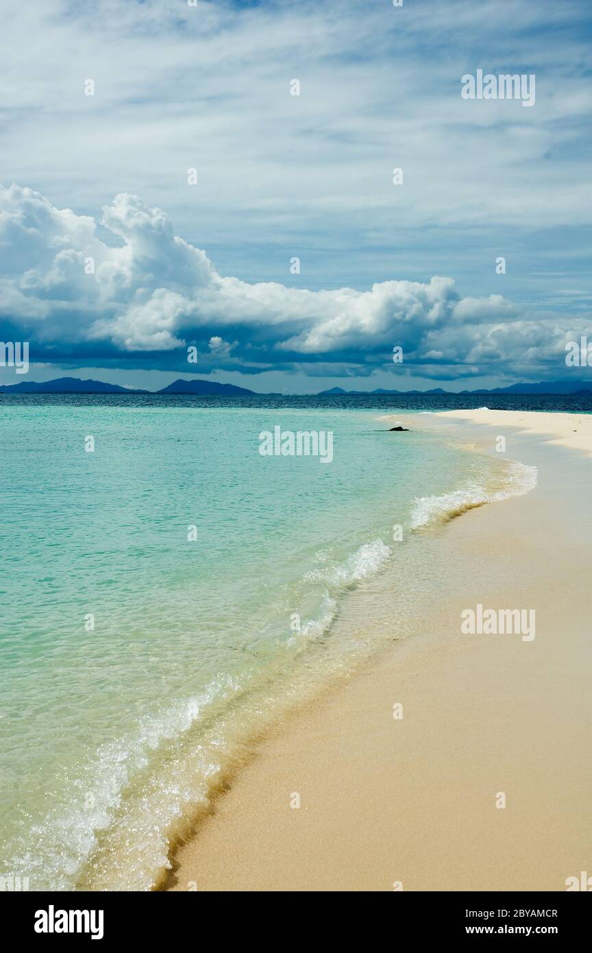 Tropical beach scene sea hi-res stock photography and images - Alamy