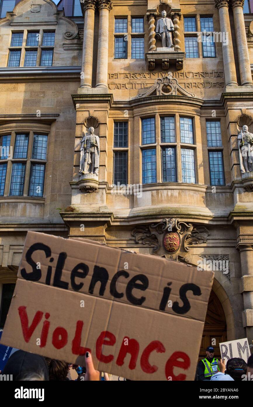 Oxford UK 9th June 2020 people outside the front of Oriel College to demand the removal of the Rhodes statue. Credit: Thabo Jaiyesimi/Alamy Live News Stock Photo