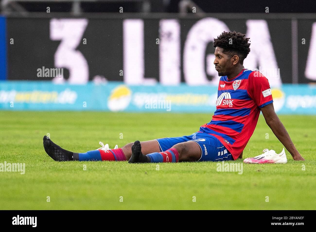 Duesseldorf, Germany. 09th June, 2020. Football: 3rd division, KFC Uerdingen - TSV 1860 Munich, 31st day of play in the Merkur-Spielarena. Uerdingen's Boubacar Barry sits on the grass after the game. Credit: Marius Becker/dpa/Alamy Live News Stock Photo