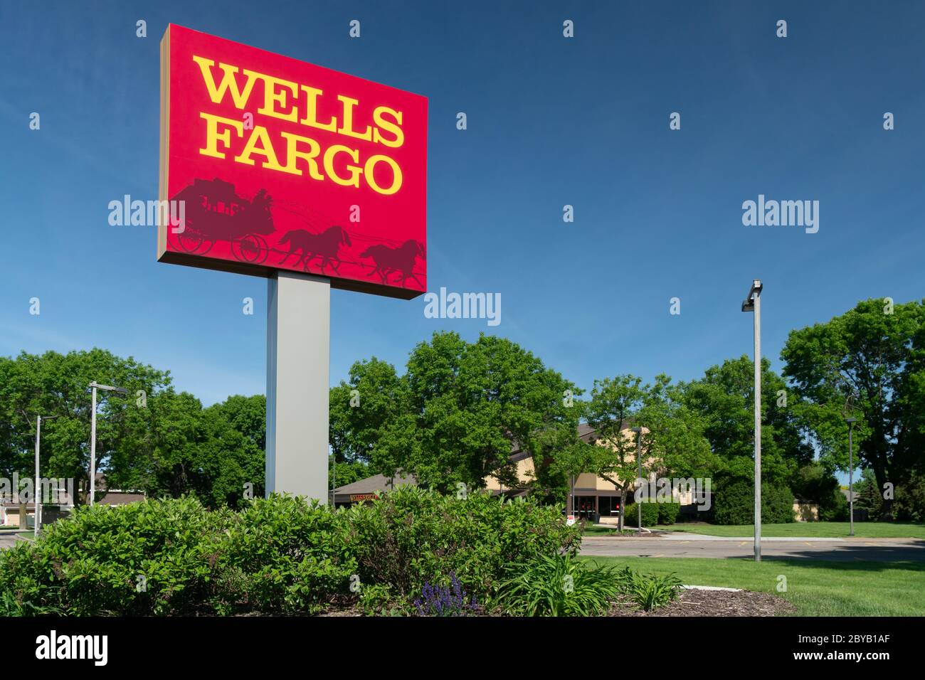 STILLWATER, MN/USA MAY 31, 2020 Wells Fargo bank exterior sign and