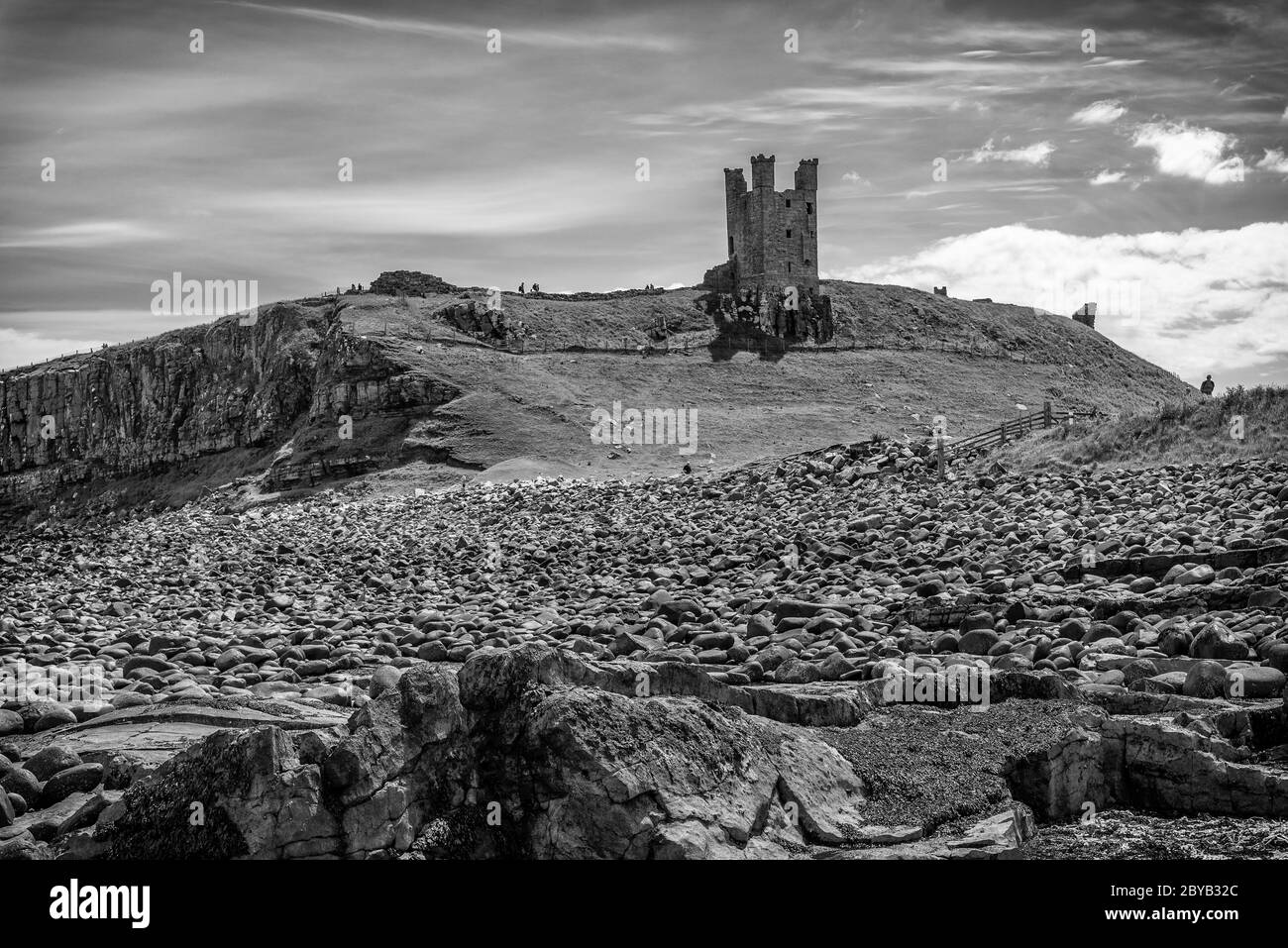 ruins-of-lilburn-tower-dunstanburgh-castle-northumberland-stock-photo