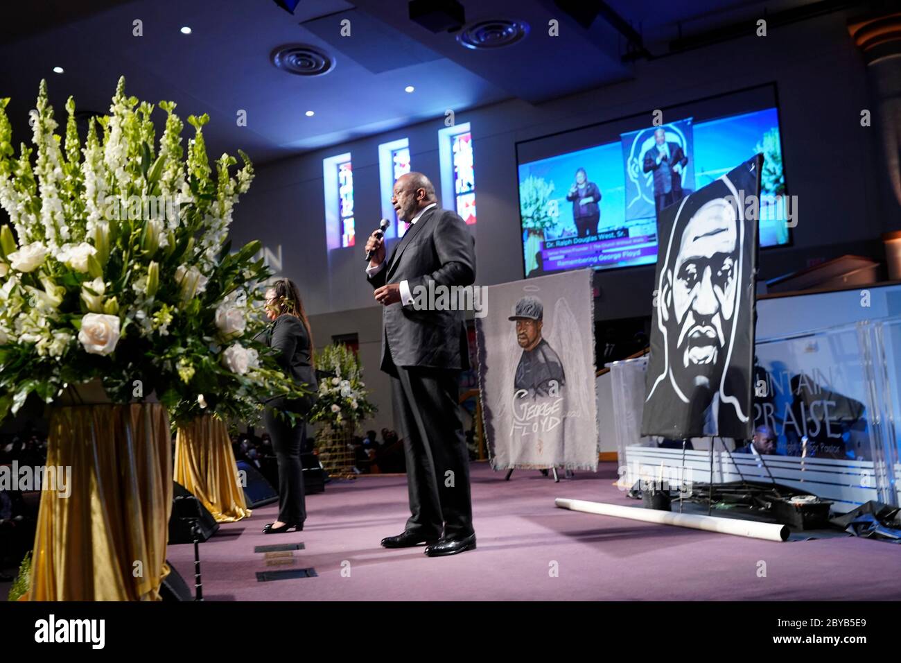 Houston, Texas, USA. 9th June, 2020. Pastor Ralph Douglas West, Sr., speaks during a funeral service for George Floyd at The Fountain of Praise church. Credit: David J. Phillip/POOL/ZUMA Wire/Alamy Live News Stock Photo